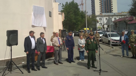 Открылась мемориальная доска летчику Николаю Веселову
